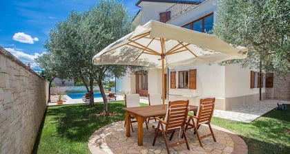 2 bedroom beach front home in Novigrad