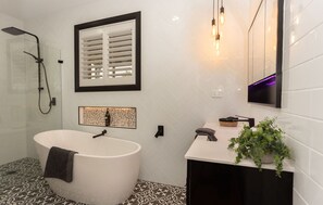 Haartrockner, Handtücher, Seife, Shampoo