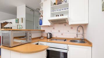 Apartment, 1 Bedroom, Balcony | Private kitchen | Microwave, cookware/dishes/utensils
