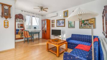 Apartment, 1 Bedroom, Balcony | Living room