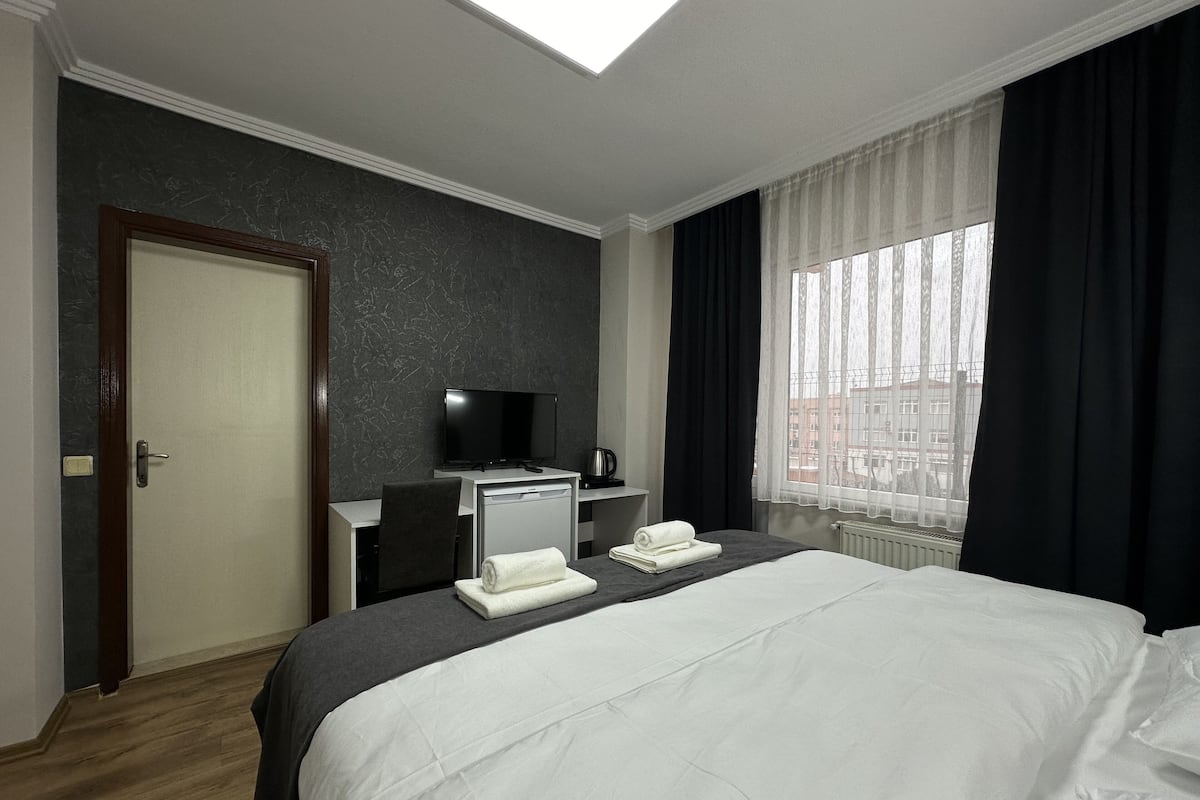 Habitación estándar | 1 habitación, ropa de cama de alta calidad, minibar y escritorio