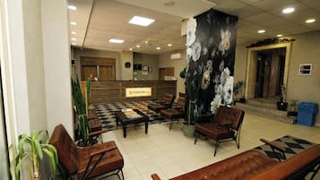 Habitación cuádruple estándar | Ropa de cama de alta calidad, minibar y escritorio