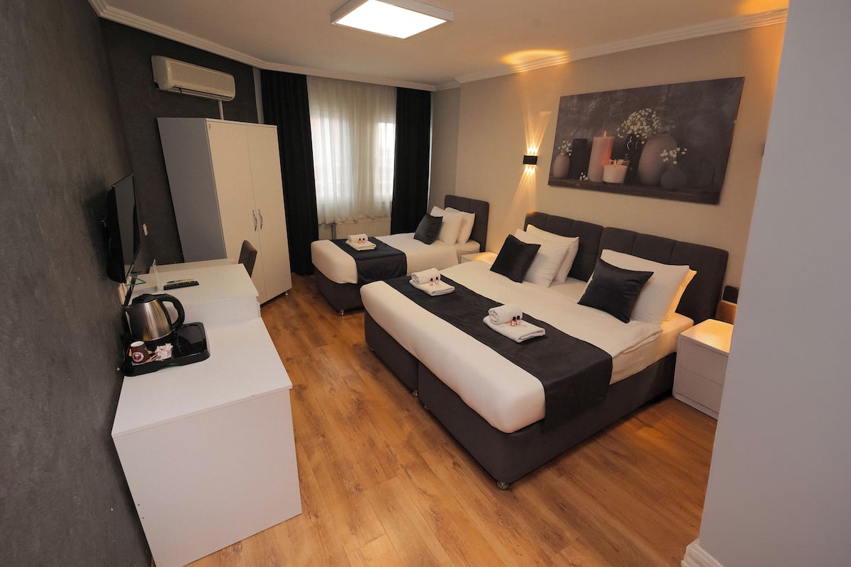 Luxe beddengoed, een minibar, een bureau, een laptopwerkplek