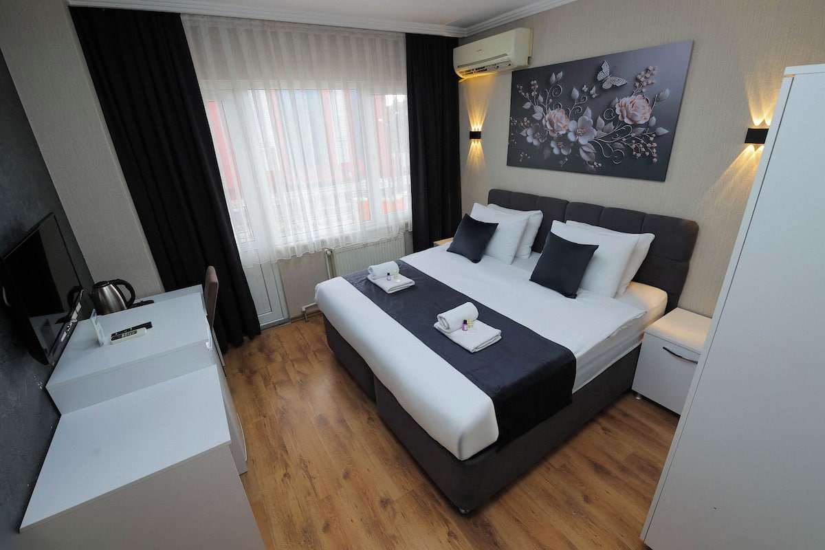 Luxe beddengoed, een minibar, een bureau, een laptopwerkplek