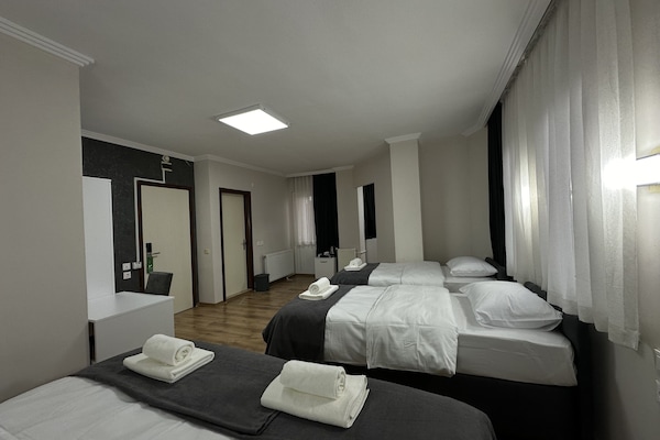 Habitación cuádruple estándar | 1 dormitorio, ropa de cama de alta calidad, minibar y escritorio