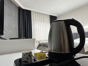 Luxe beddengoed, een minibar, een bureau, een laptopwerkplek