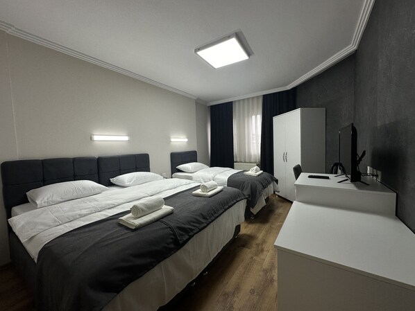 Kamar Triple Standar | Seprai premium, minibar, meja kerja, dan ruang kerja ramah laptop