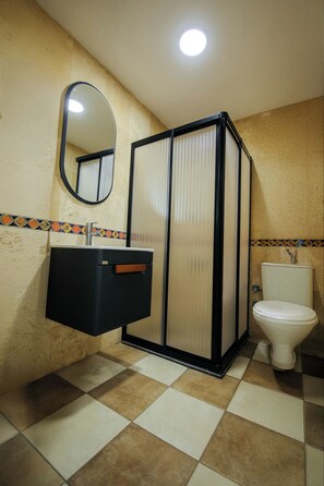 Sengetøy av topp kvalitet, minibar og skrivebord