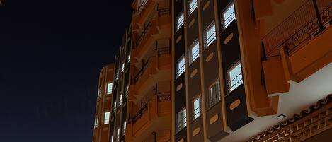 A multi-story building with balconies and a sign for 'ÖZDEMİR Inn'.