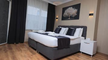 Standard Double Room | Peralatan tempat tidur premium, bar mini, meja