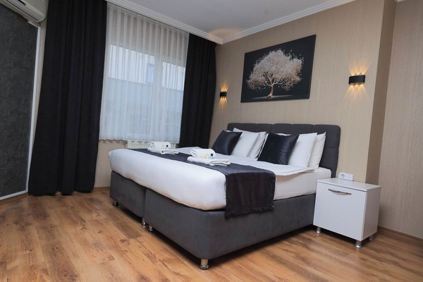 Standard Double Room | Peralatan tempat tidur premium, bar mini, meja