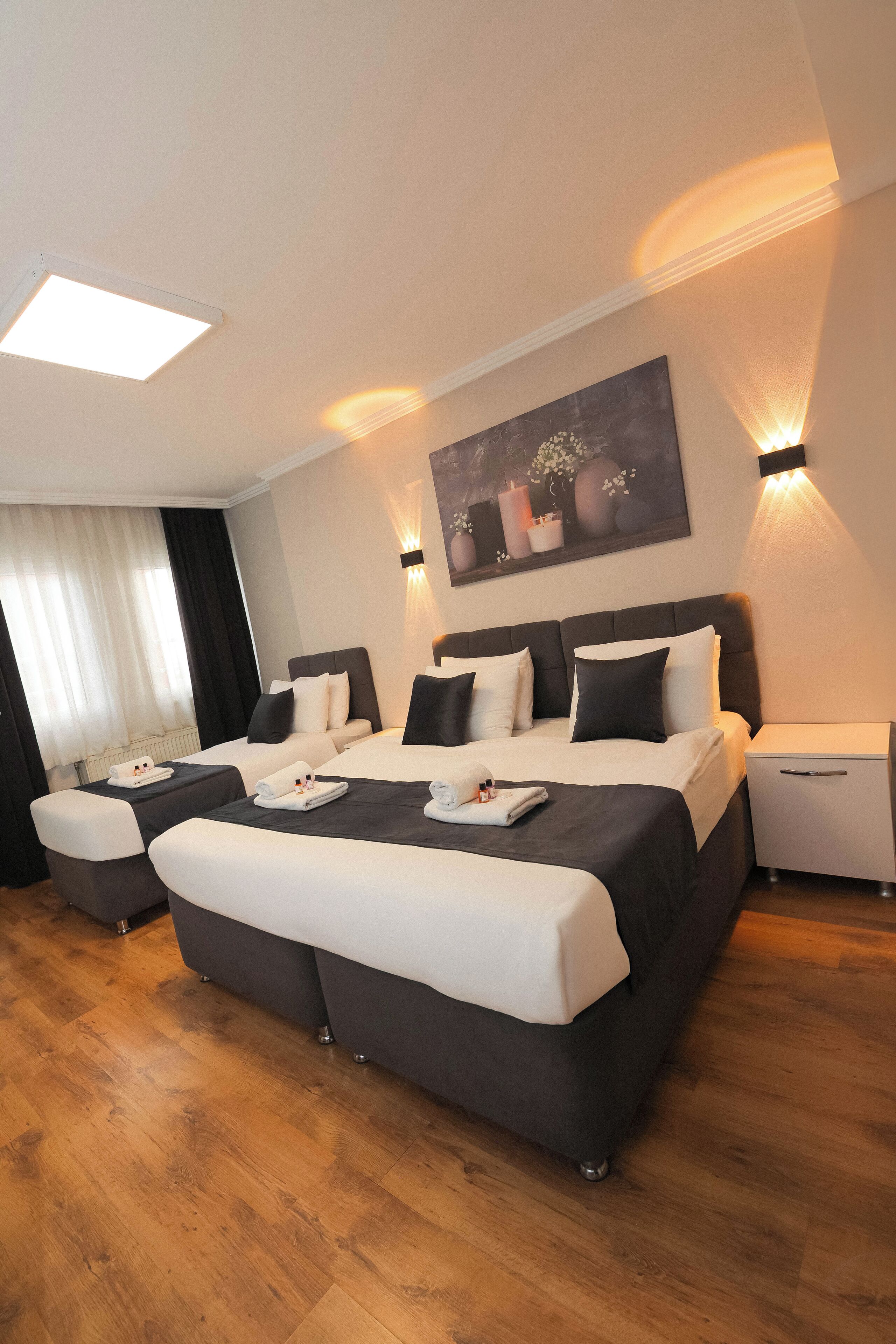 标准三人房 | 高档床上用品、迷你吧、办公桌、笔记本电脑工作区