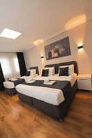 Habitación triple estándar | Ropa de cama de alta calidad, minibar, escritorio