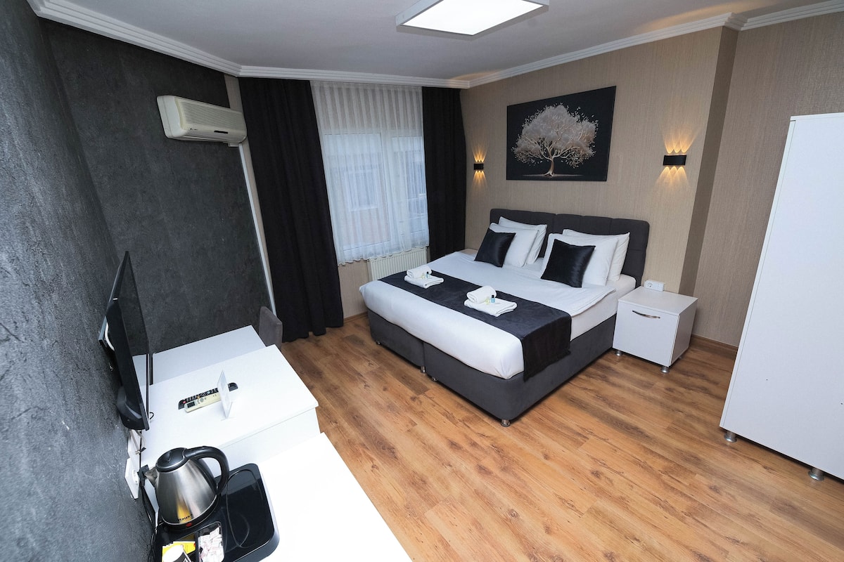 Luxe beddengoed, een minibar, een bureau, een laptopwerkplek