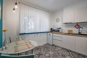 Fridge, microwave, stovetop, coffee/tea maker - Apartment Jelena (Pula)
