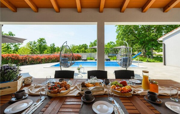 Outdoor dining - Gorgeous home in Labin (Labin)