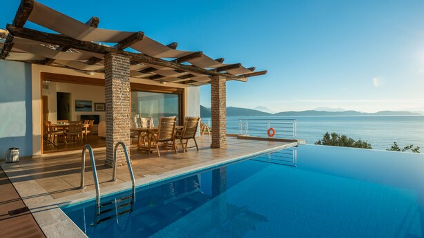 An infinity pool with a view of the sea, a covered outdoor seating area, and a modern architectural style. - Beachfront 'Karavi Villa': 270° Views & Sea Access (Sivota)