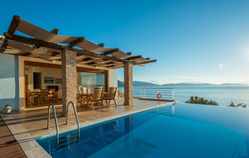 Seafront 'Karavi Villa': 270° Views & Sea Access