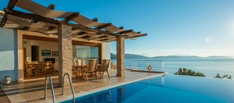 Beachfront 'Karavi Villa': 270° Views & Sea Access