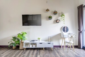 King Double Room | Individually furnished, blackout curtains, soundproofing, free WiFi - Pumori Guesthouse (Puli)