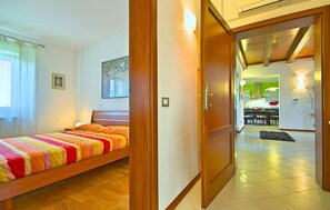 3 habitaciones, tabla de planchar con plancha y cuna de viaje