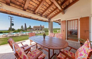 屋外ダイニングエリア