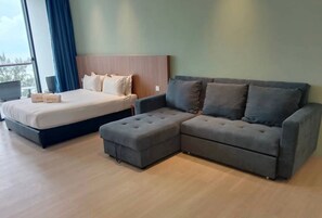 Studio – standard, 1 queensize-seng | Skrivebord og sengetøy