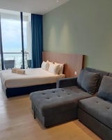 Escritorio y ropa de cama 
