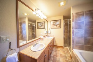 Residenza Superior, 3 camere da letto, balcone, vista montagna (Red Hawk Townhomes 2337) | Bagno | Vasca e doccia separate, vasca idromassaggio, asciugacapelli