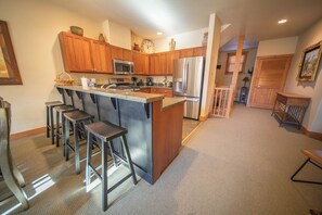 Residenza Superior, 3 camere da letto, balcone, vista montagna (Red Hawk Townhomes 2337) | Cucina privata | Frigorifero con congelatore, microonde, forno, piano cottura