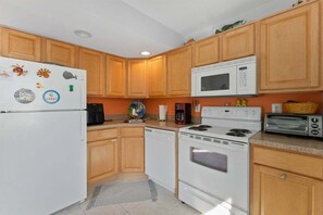 Réfrigérateur, four, lave-vaisselle, cafetière/bouilloire