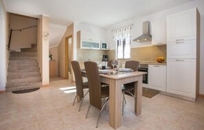 Kjøleskap, ovn, kokeplater og kaffetrakter/tekoker