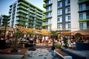 Outdoor dining - Apartament la malul marii intr-un complex All Inclusive (Mamaia-Sat)