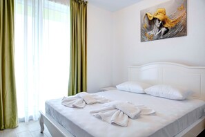 1 bedroom, WiFi, bed sheets - Apartament la malul marii intr-un complex All Inclusive (Mamaia-Sat)