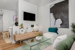 Suite clásica, 1 cama matrimonial | Área de sala de estar | Televisión de pantalla plana 
