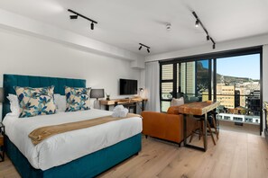 Deluxe-huoneisto | Tallelokero huoneessa, työpöytä, silitysrauta/-lauta, ilmainen Wi-Fi