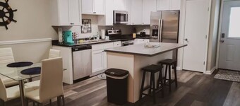 Spacious Family Friendly Apt Near OWA & Beach 618
