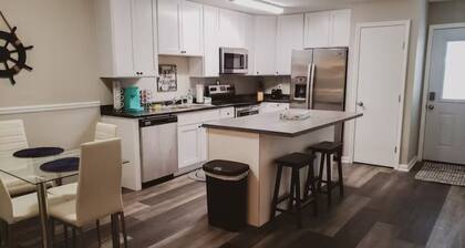 Spacious Family Friendly Apt Near OWA & Beach 618