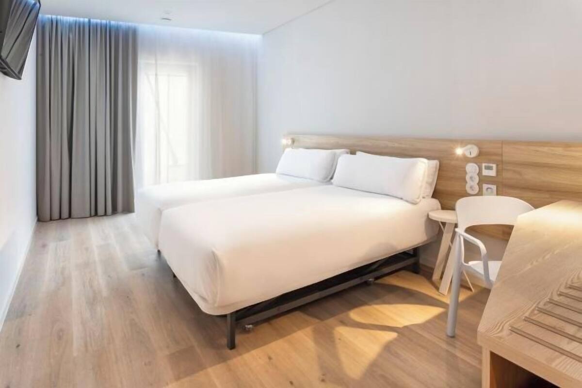 Minibar, in-room safe, desk, WiFi (free)