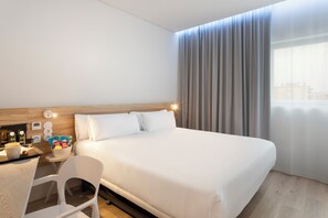 尊贵双人房 | 迷你吧、客房内保险箱、办公桌、免费 WiFi