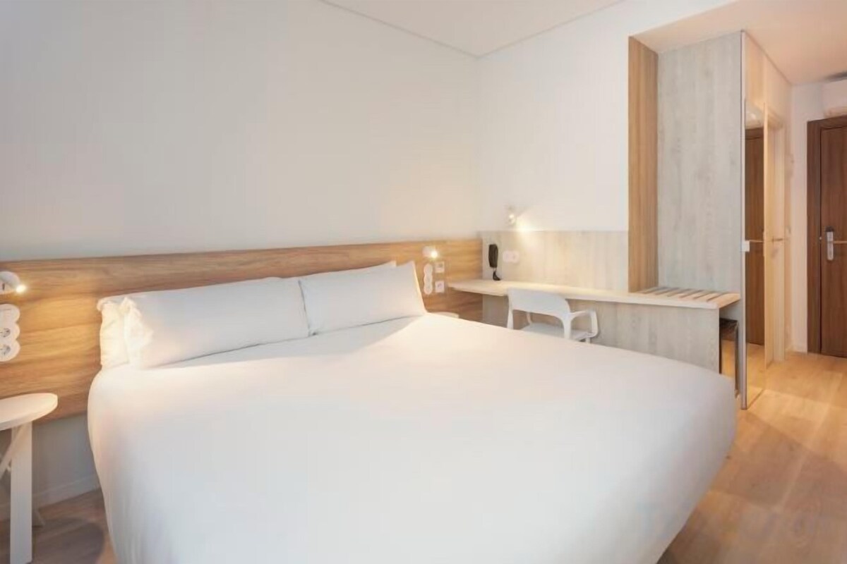 Minibar, safe på rommet, skrivebord og wi-fi (inkludert)