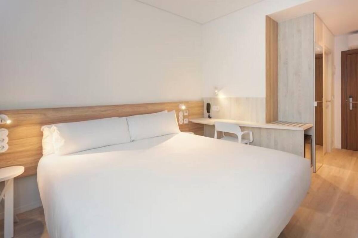 Minibar, in-room safe, desk, WiFi (free)
