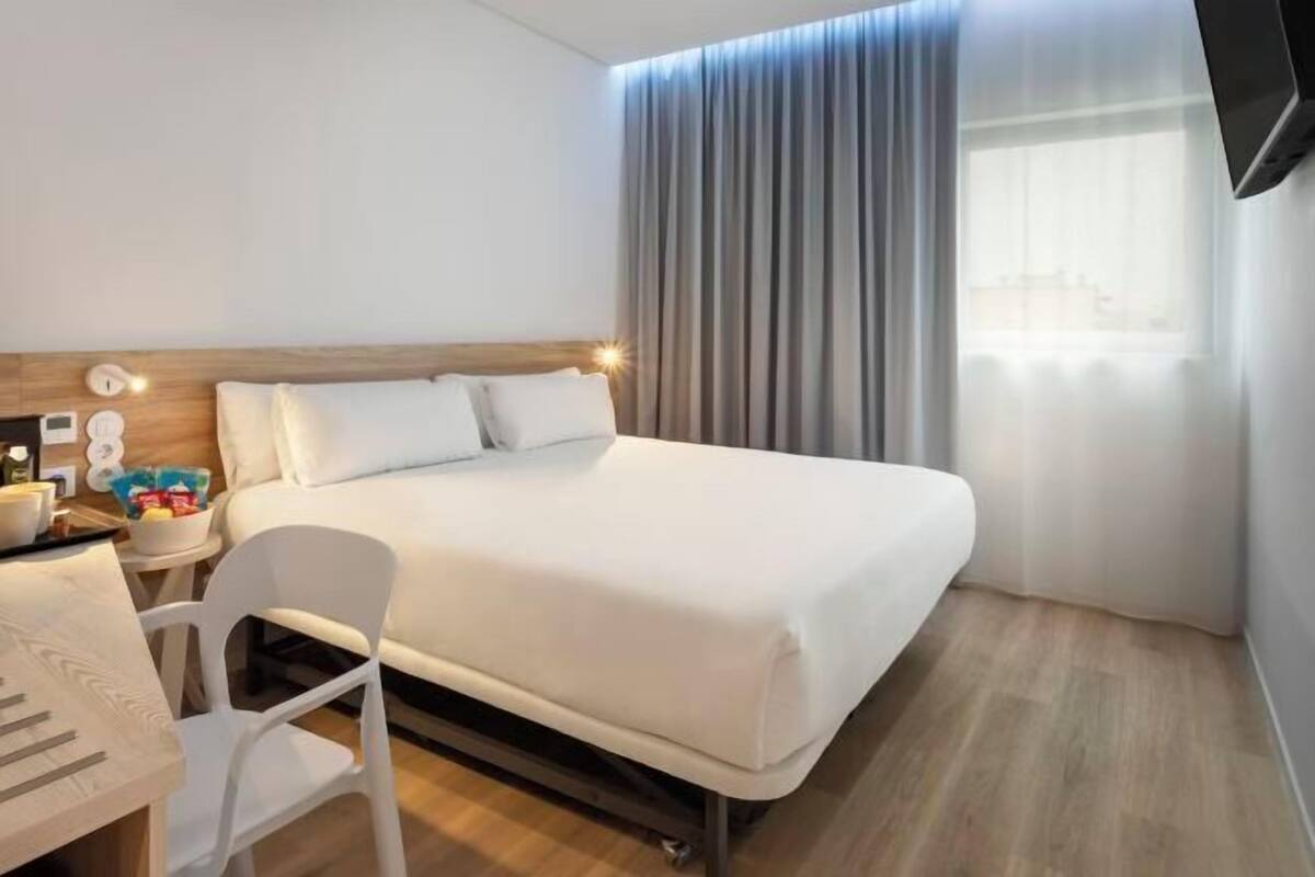 Minibar, in-room safe, desk, WiFi (free)