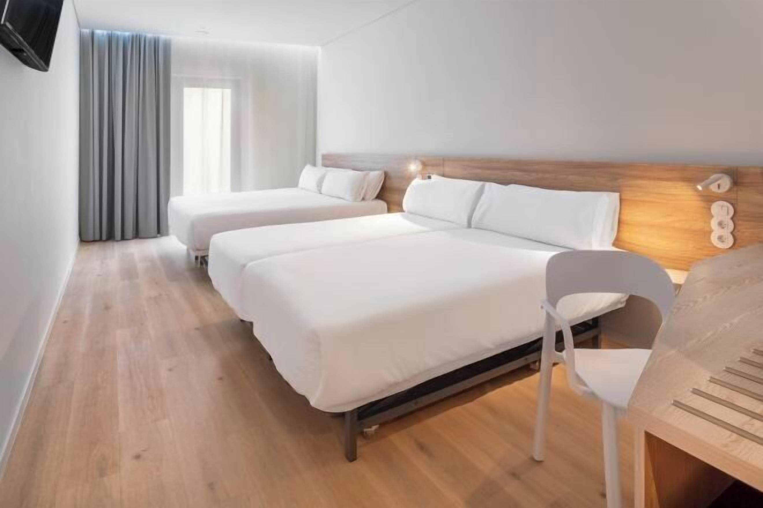 Minibar, coffres-forts dans les chambres, bureau, Wi-Fi gratuit