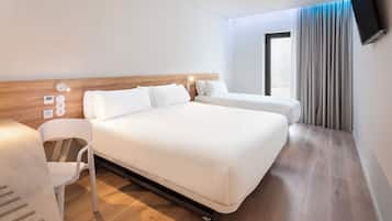 ميني بار وخزنة داخل الغرفة ومكتب وواي فاي مجانًا