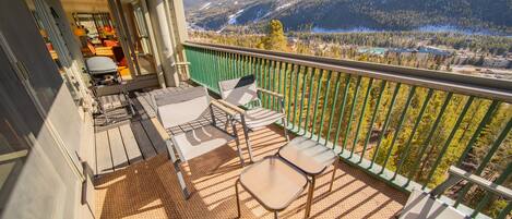 พรีเมียร์คอนโด, 2 ห้องนอน, ระเบียง, วิวภูเขา (Saints John 2547) | บริเวณภายนอก