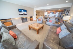 Condo Premier, 2 habitaciones, balcón, vista a la montaña (Saints John 2547) | Área de sala de estar | Smart TV y chimenea 