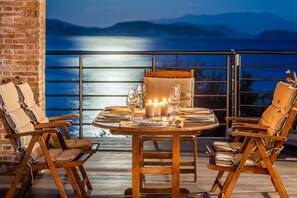 Outdoor dining - Marine Villa: Seaside Elegance, 30m from the Shore (Sivota)
