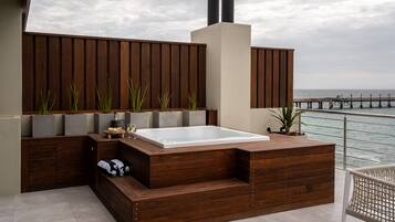 Bañera de hidromasaje al aire libre