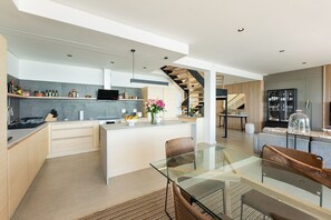 Tủ lạnh, lò nướng, bếp nấu, máy rửa bát 